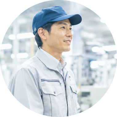 製造業で働く男性作業員